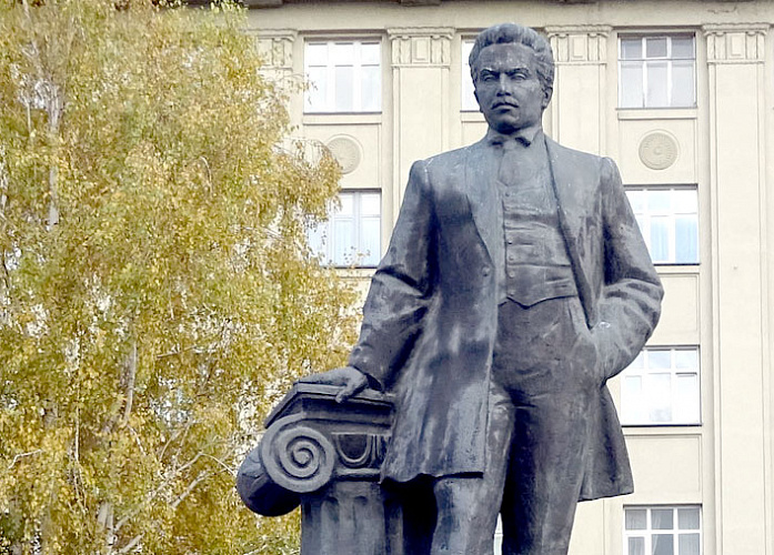 Памятник архитектору А.Д. Крячкову №2