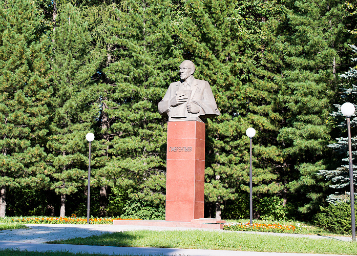 Памятник М.А. Лаврентьеву №1