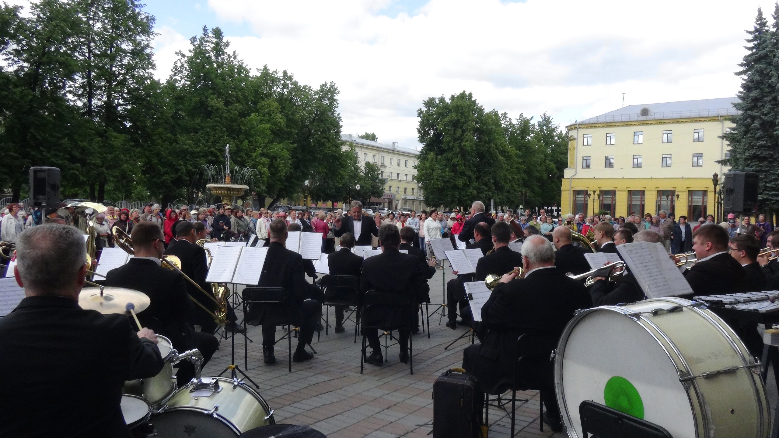 Новосибирский городской духовой оркестр открывает традиционной серию бесплатных уличных концертов «Встречи у фонтана»