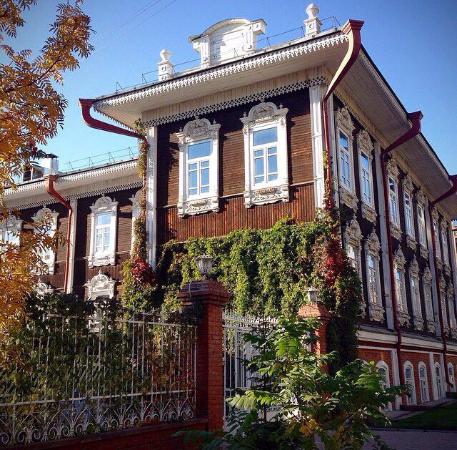 Дом купца И.Т. Сурикова (Женская гимназия П. А. Смирновой)