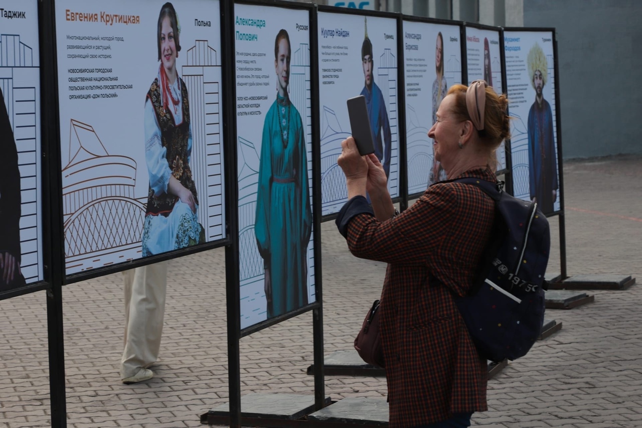 «Многонациональный город в лицах» — новая уличная выставка открылась в Новосибирске на площади Ленина