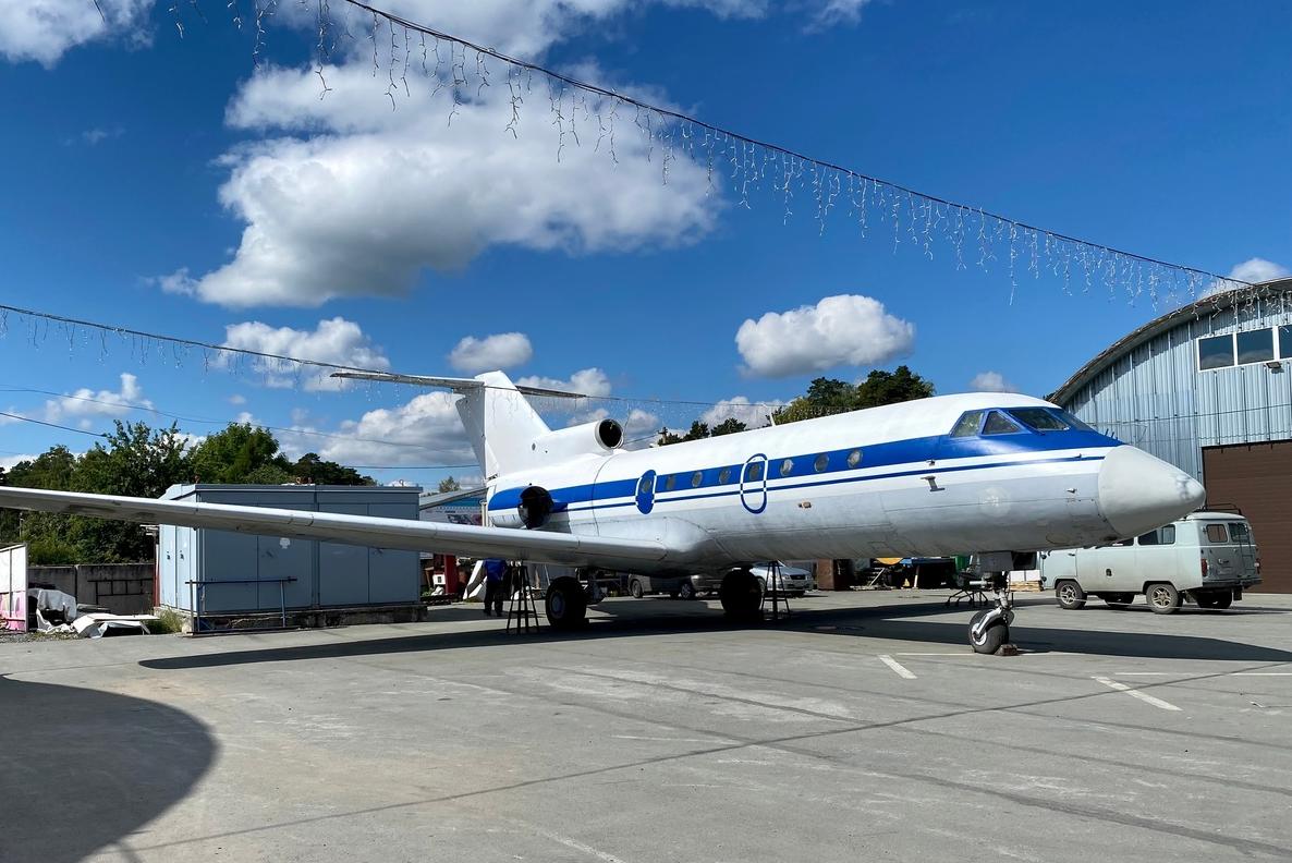 В парке музеев "Галерея времени" появилось два масштабных экспоната — самолет Як-40 и башня из машин