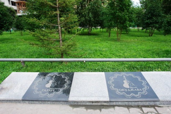 Памятник Высоцкому и Аллея бардов №4