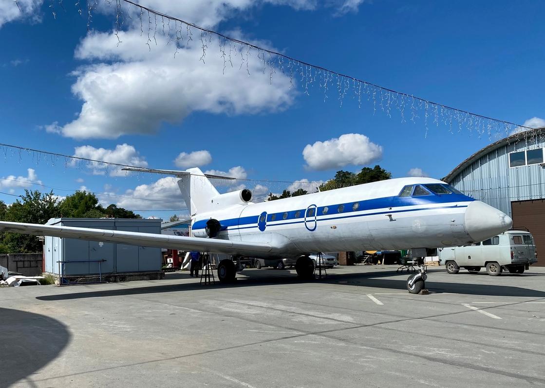 В парке музеев "Галерея времени" появилось два масштабных экспоната — самолет Як-40 и башня из машин