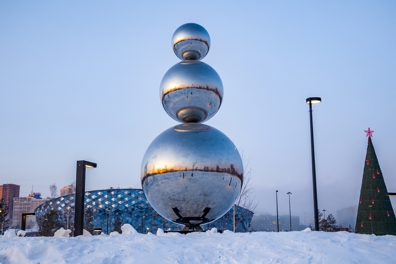 В Новосибирске появился новый арт-объект – зеркальная снежная баба