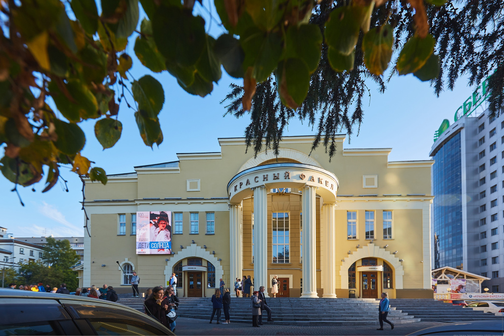 Здание театра фото Виктора Дмитриева 2.jpg