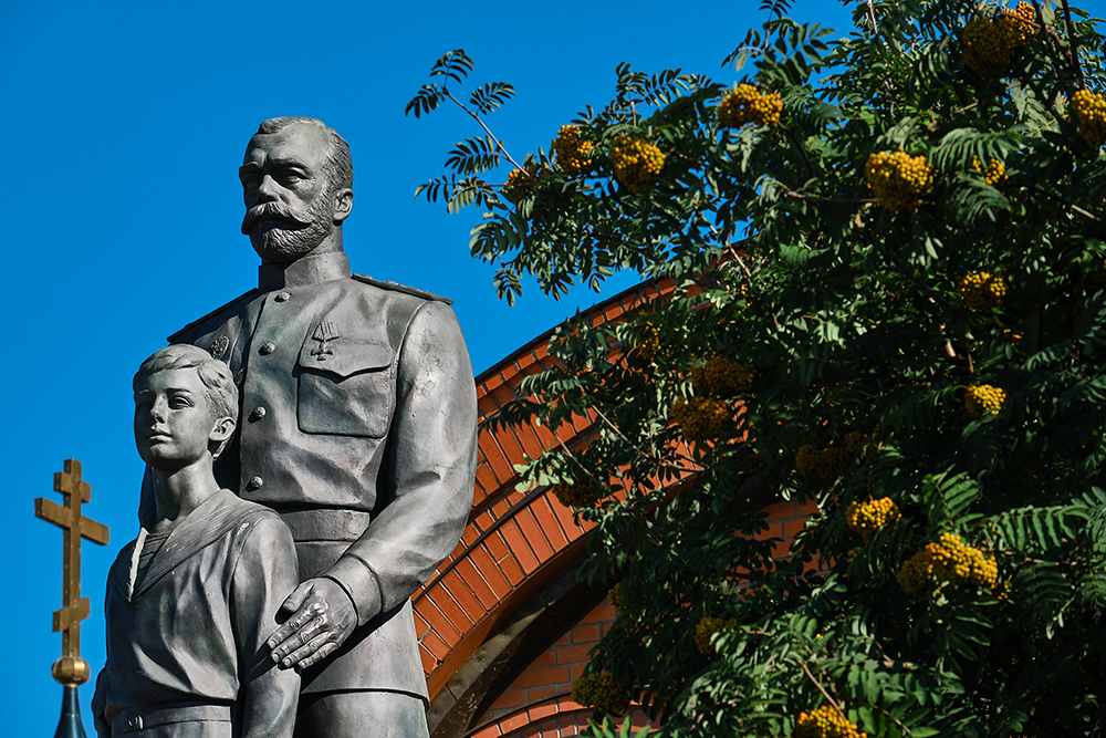 Памятник Николаю II у собора Александра Невского