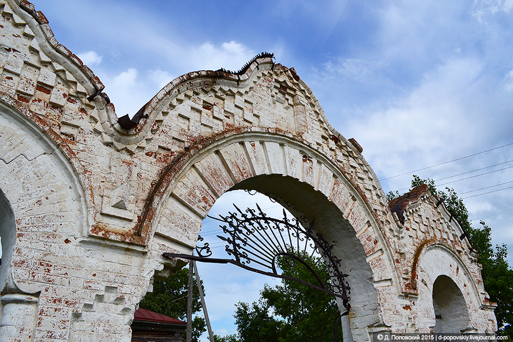 Ограда разрушенной церкви в Петропавловском