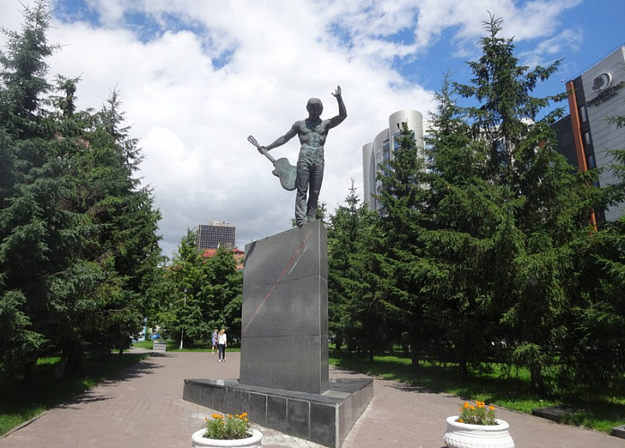 Памятник Высоцкому и Аллея бардов №5