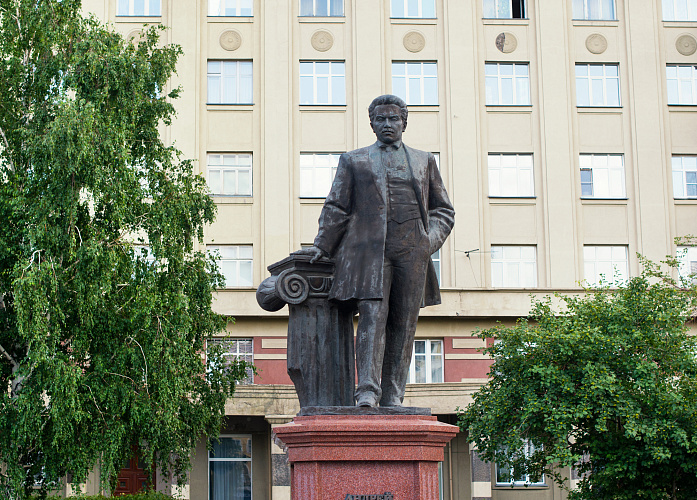 Памятник архитектору А.Д. Крячкову №1