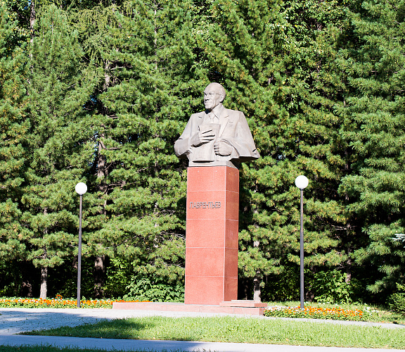 Памятник М.А. Лаврентьеву