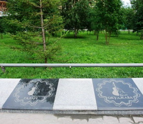 Памятник Высоцкому и Аллея бардов
